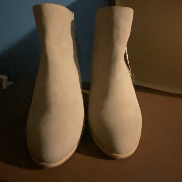 BC shoes 7 1/2 - Picture 2 of 8